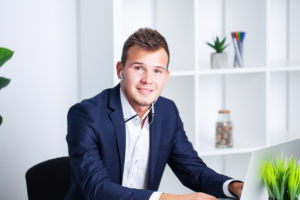 Fernando Bruno Crestani destaca que a inteligência artificial revoluciona o mercado imobiliário com automação e análises precisas.