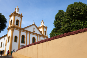 Pe. Dr. Jose Eduardo de Oliveira e Silva afirma que confiar em Deus é entregar a Ele as preocupações e agir com fé mesmo diante das incertezas.