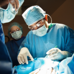 Dr Haeckel Cabral destaca como o lifting cervical melhora o contorno do pescoço e a definição mandibular.