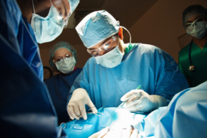 Dr Haeckel Cabral destaca como o lifting cervical melhora o contorno do pescoço e a definição mandibular.