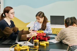 Como a robótica educacional e os concursos, na visão de Sérgio Bento De Araújo, fortalecem a formação prática e preparam para desafios reais.