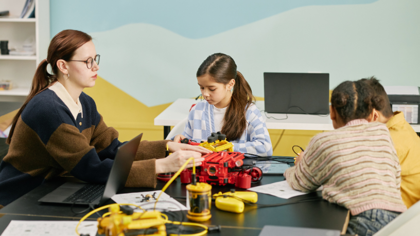 Como a robótica educacional e os concursos, na visão de Sérgio Bento De Araújo, fortalecem a formação prática e preparam para desafios reais.