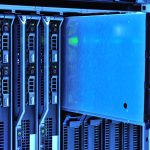 Racks de servidores com luzes indicadoras em um data center moderno.