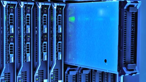 Racks de servidores com luzes indicadoras em um data center moderno.