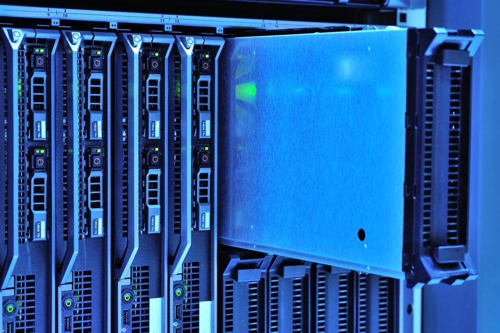 Racks de servidores com luzes indicadoras em um data center moderno.