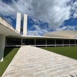 Vista externa do Congresso Nacional brasileiro, em Brasília, sob céu claro.