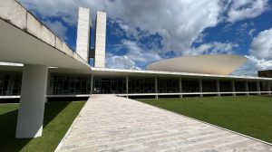 Vista externa do Congresso Nacional brasileiro, em Brasília, sob céu claro.