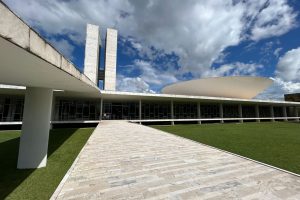 Vista externa do Congresso Nacional brasileiro, em Brasília, sob céu claro.