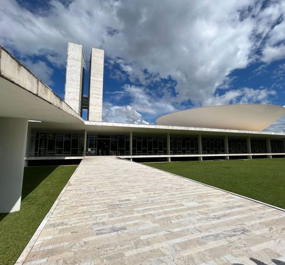 Vista externa do Congresso Nacional brasileiro, em Brasília, sob céu claro.