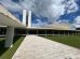 Vista externa do Congresso Nacional brasileiro, em Brasília, sob céu claro.